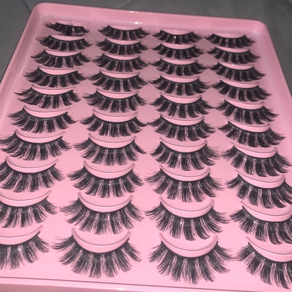 Lashes - Picture 3 of 6